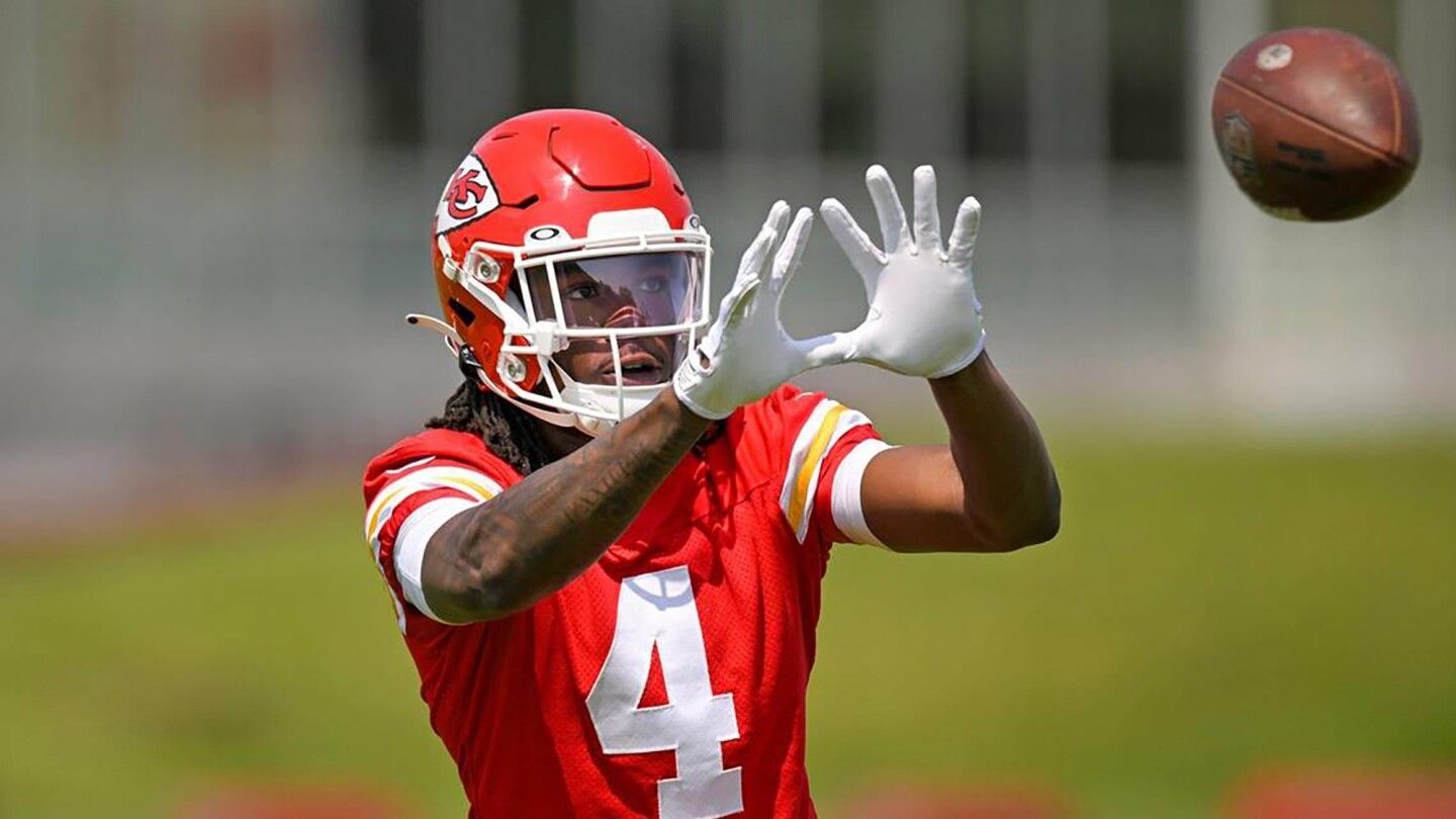 Rashee Rice back catching passes from Patrick Mahomes in Texas