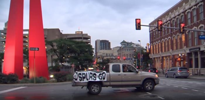 WATCH: Spurs fans celebrate No. 1 draft pick in downtown San Antonio