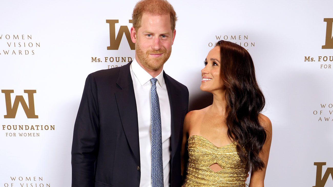 Meghan Markle flamboyante en doré à New York : la duchesse de Sussex reçoit une récompense féministe au bras du prince Harry