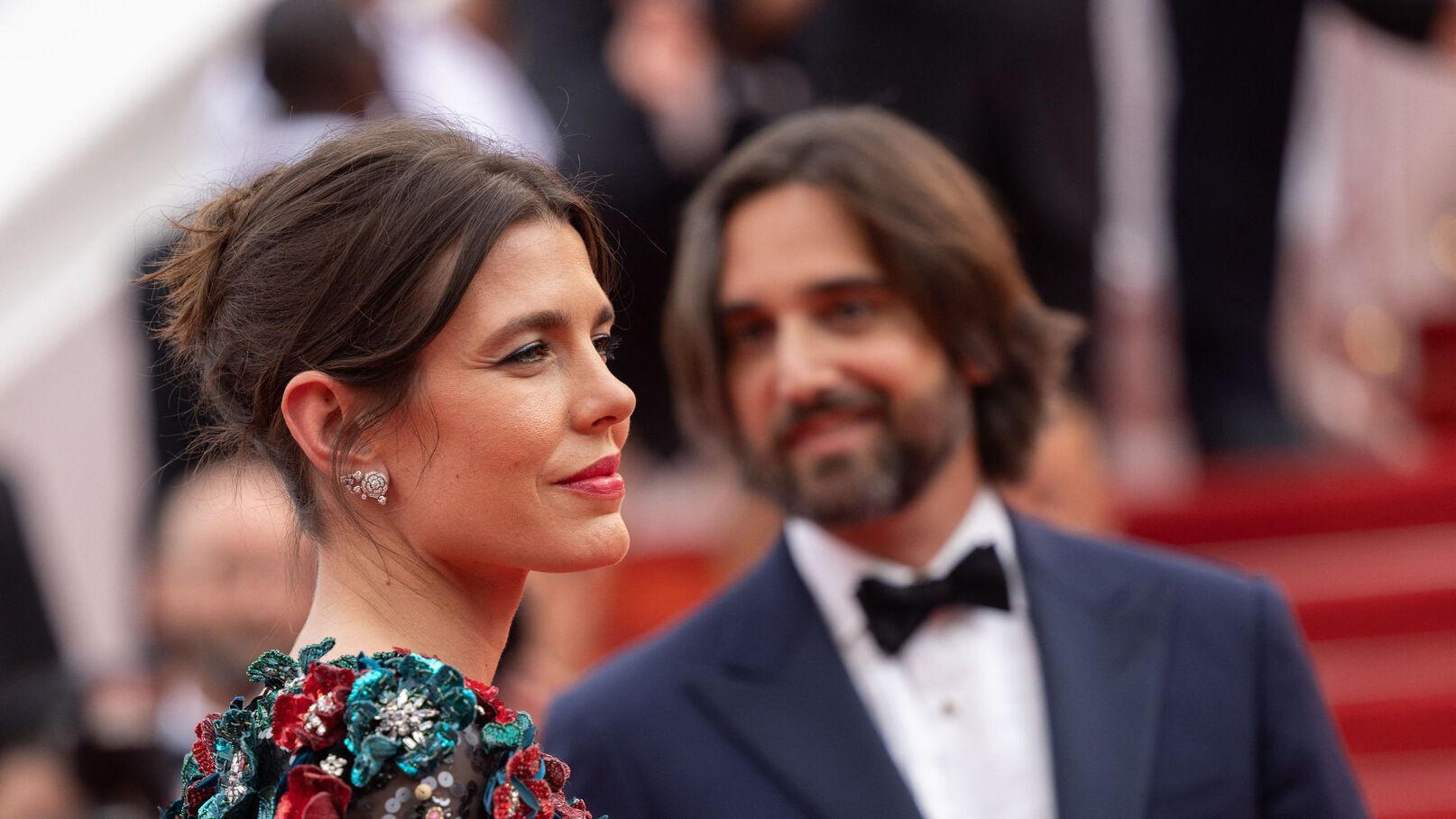 Charlotte Casiraghi élégante : robe fleurie Chanel, elle rayonne à Cannes au bras de Dimitri Rassam