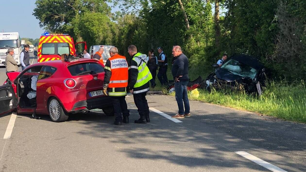 Choc frontal entre deux voitures dans le sud-Sarthe : un homme de 21 ans dans un état critique