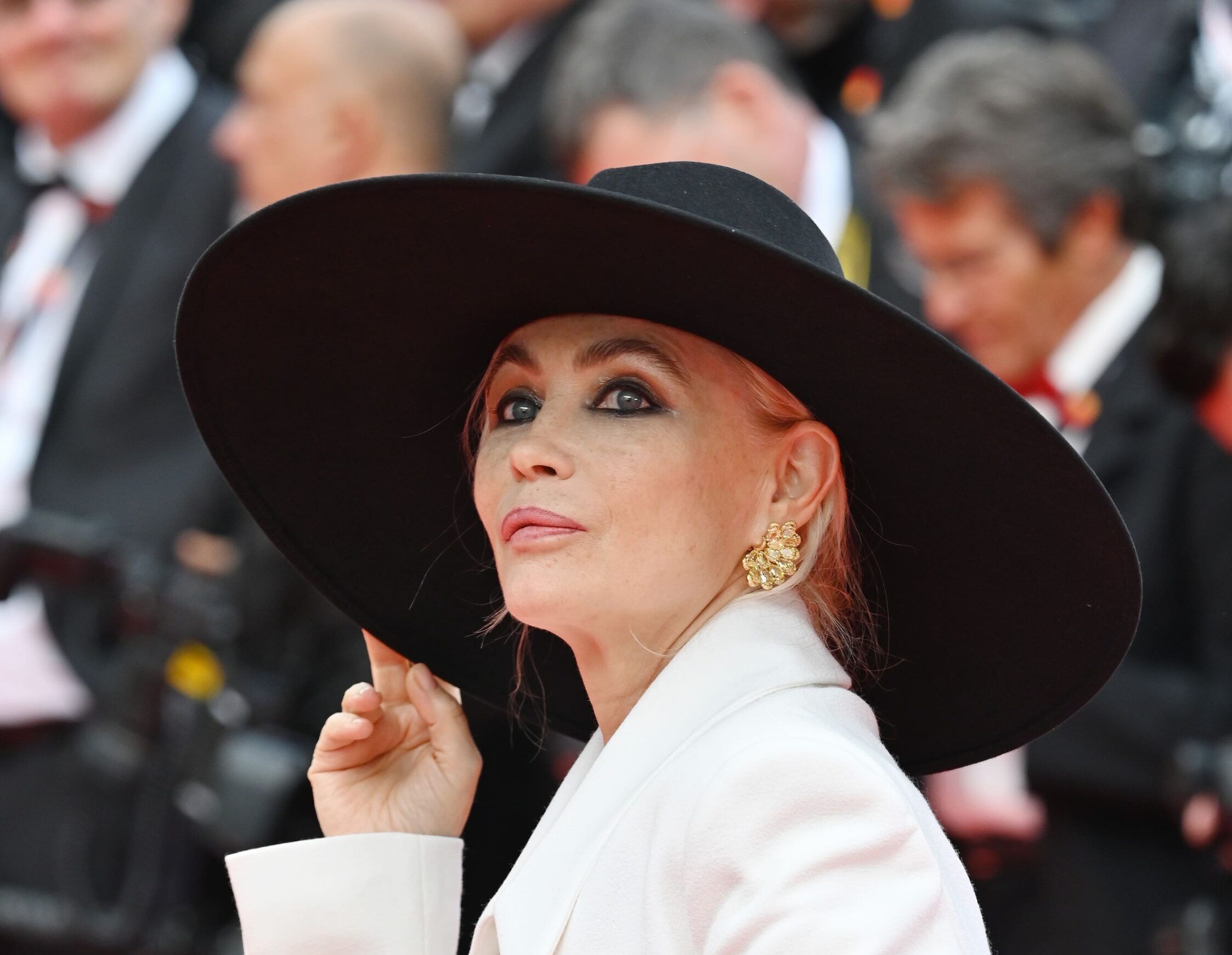 Emmanuelle Béart en costume maxi décolleté, elle bouscule les codes du Festival de Cannes