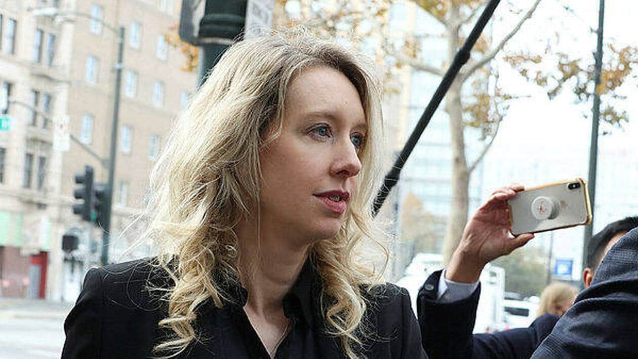 Affaire Theranos. L'ex-étoile de la biotech Elizabeth Holmes attendue en prison le 30 mai