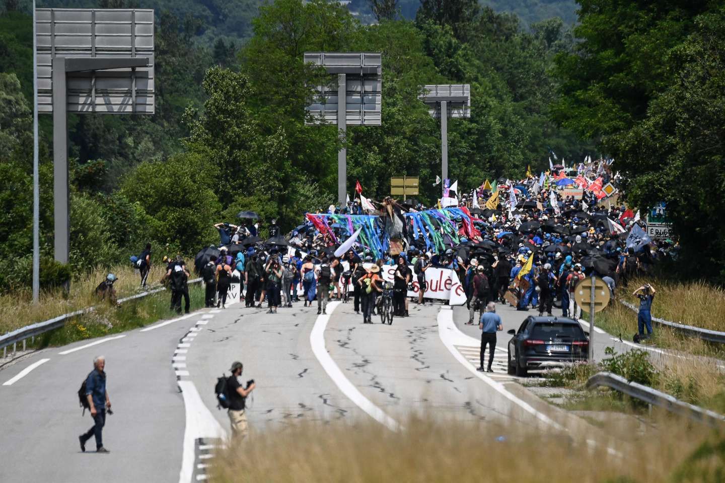 Lyon-Turin : les opposants à la ligne ferroviaire grande vitesse manifestent malgré l’interdiction