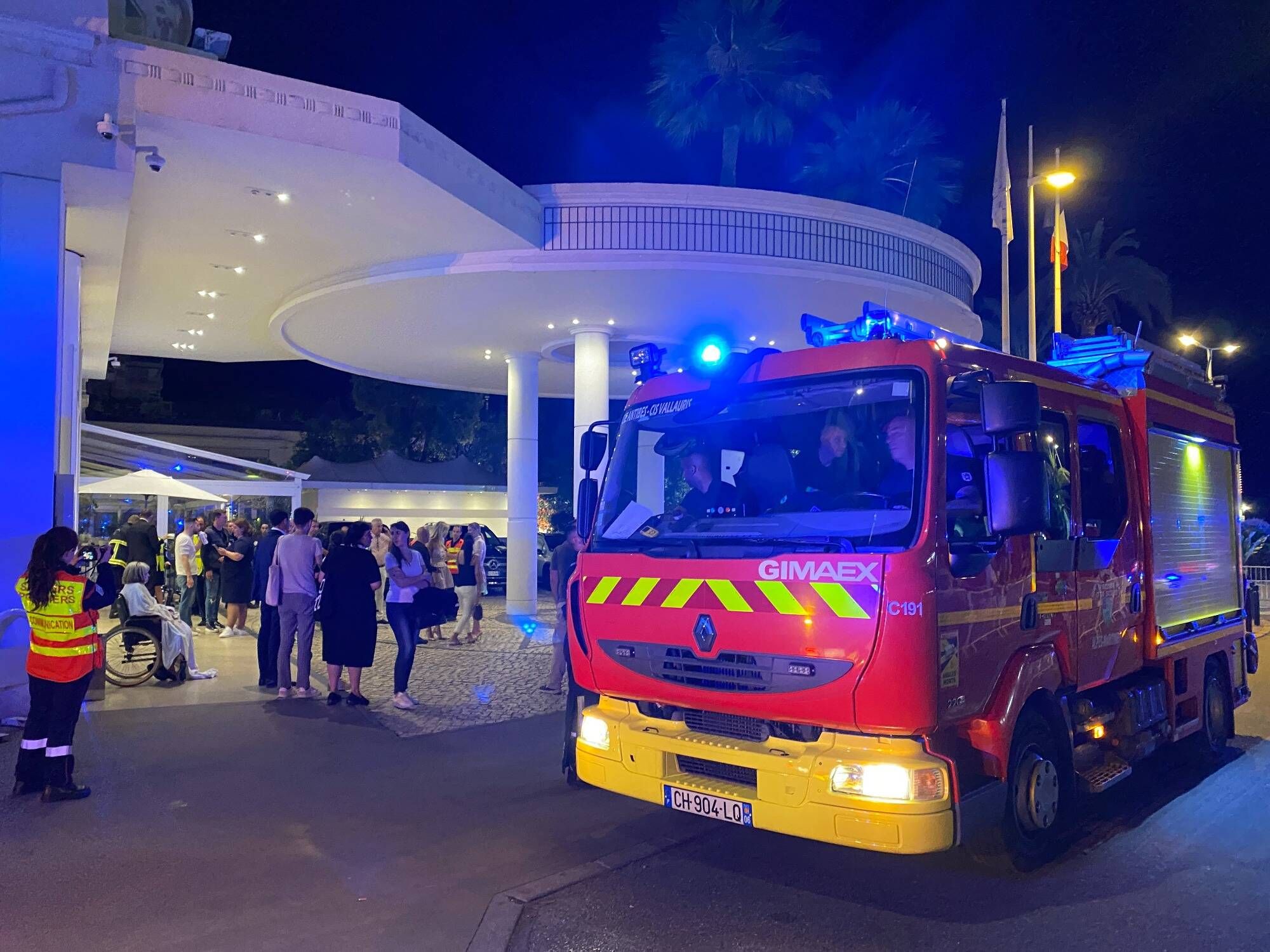 Plus de 500 personnes évacuées après un incendie au Martinez à Cannes