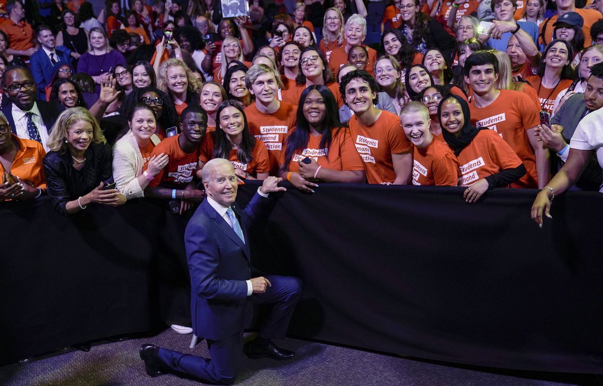 Joe Biden termine un discours par un étrange " God save the Queen "