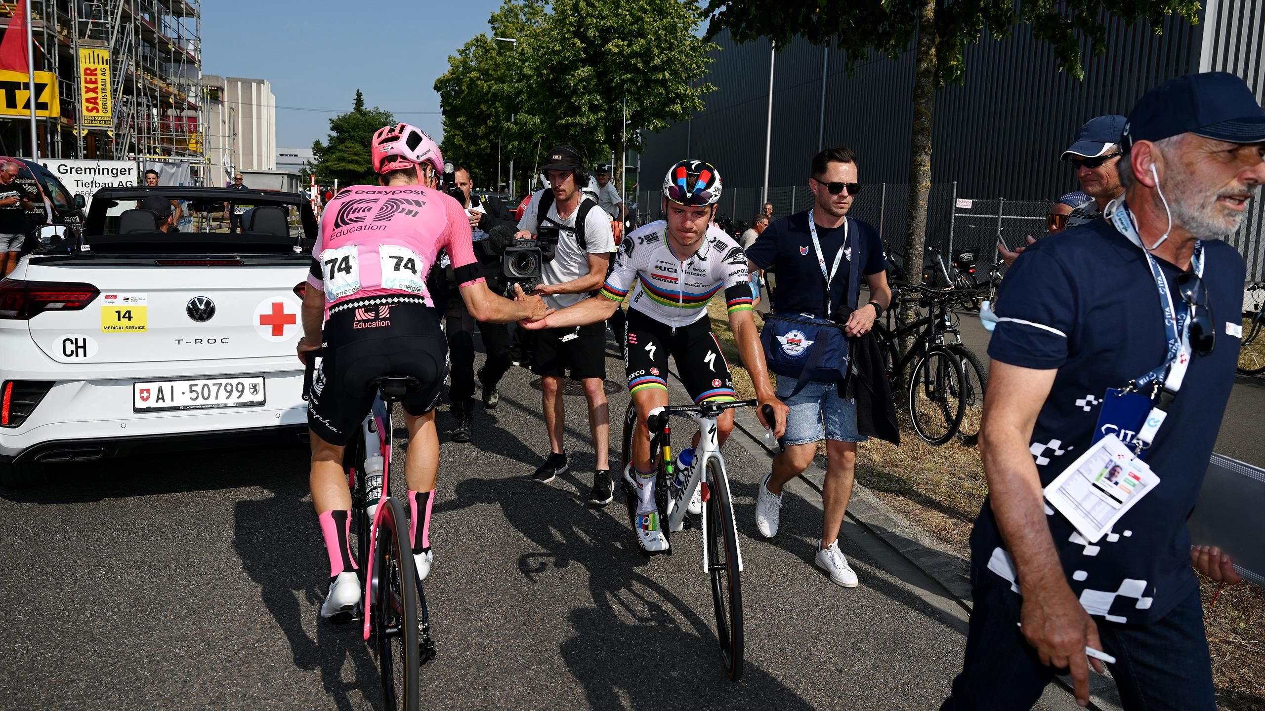 Tour de Suisse - Remco Evenepoel, Wout van Aert et les coureurs ont roulé pour rendre "hommageé à Gino Mäder