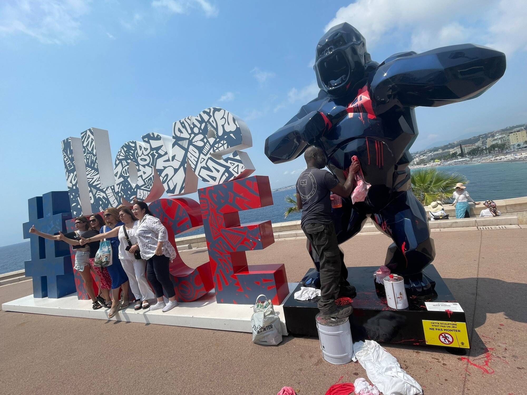 Des sculptures d’Orlinski aspergées de peinture rouge à Nice