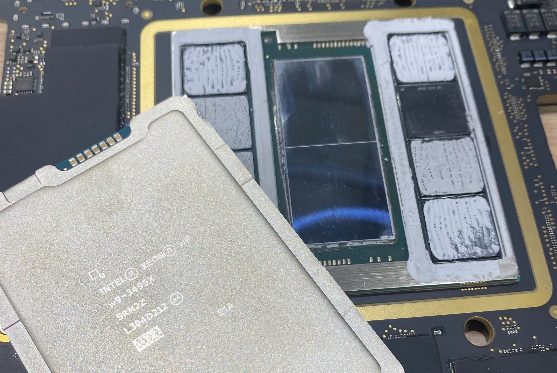 Apple M2 Ultra SoC Delidded, Package Size Bigger Than Intel's Sapphire Rapids Xeon CPUs