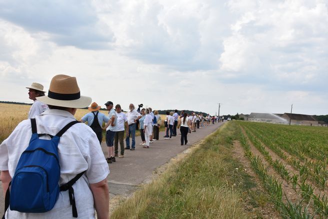 "C'est moche et ça pollue" : contre l'implantation d'éoliennes, des opposants forment une chaîne humaine près de Montargis