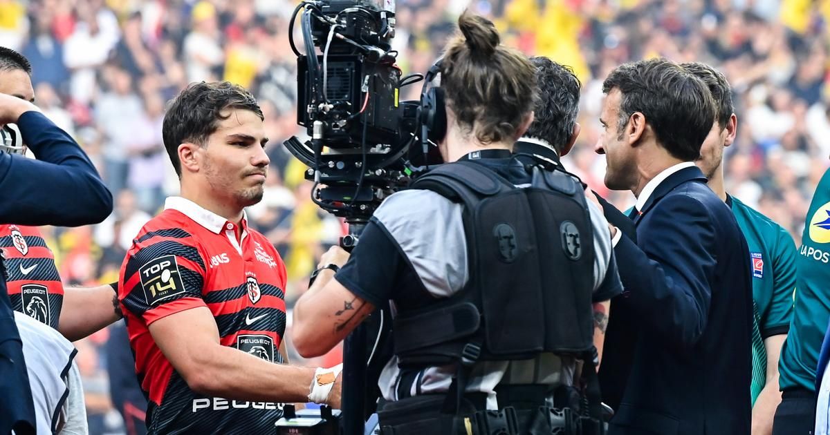 Finale de Top 14 : accompagné de Grill et brièvement sifflé, Macron a salué les joueurs avant le match (vidéo)