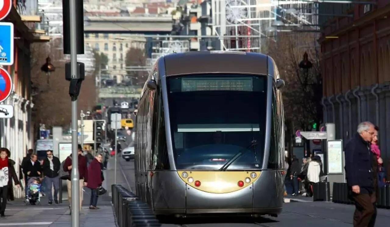 Il exhibe un couteau dans le tramway niçois et dit vouloir "faire plusieurs victimes et sentir l'odeur du sang"