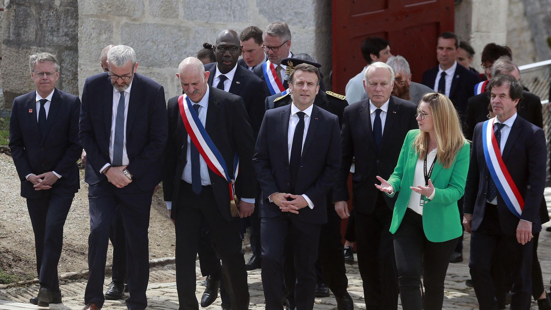 Accusé d’avoir lancé un fumigène sur l’hélicoptère de Macron, un homme mis en examen et écroué