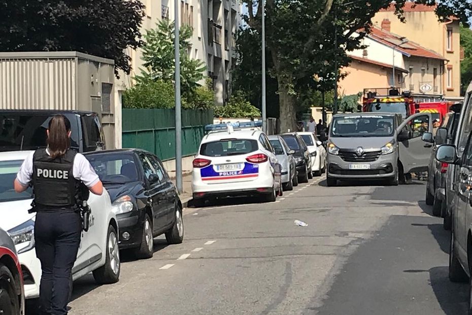 Un forcené retranché menace de faire sauter son immeuble à Villeurbanne : les voisins évacués, le RAID intervient