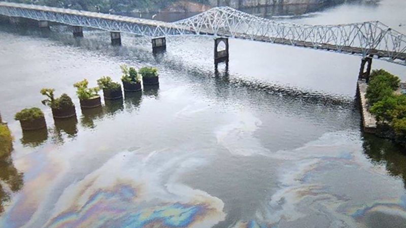 Sinking tugboat releases thousands of gallons of diesel into the Tennessee River, prompting calls for swimmers to get out of the water