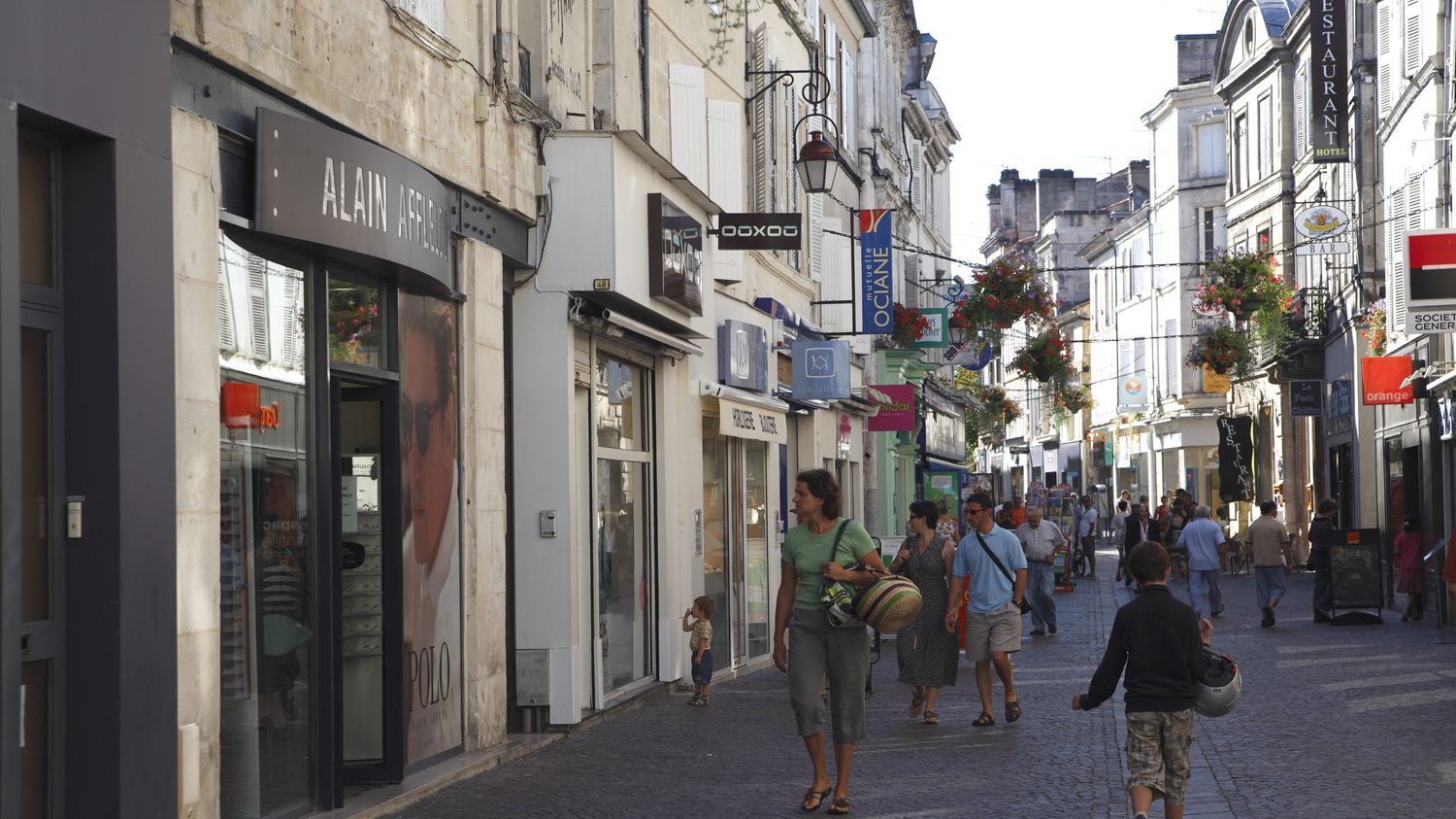 Charente : la ville d'Angoulême interdit de rester assis, allongé, debout "sans bouger", dans le centre-ville sous peine d'une amende de 35 euros