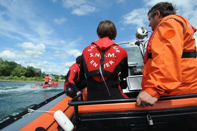 Un bateau chavire en Vendée : 7 personnes tombent à l'eau, un ado de 17 ans porté disparu