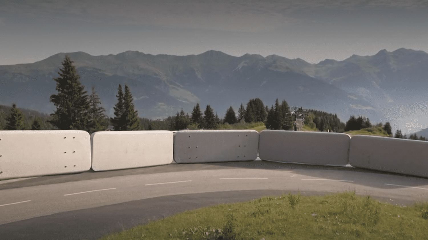 des matelas pour sécuriser la descente dans le col de la Loze