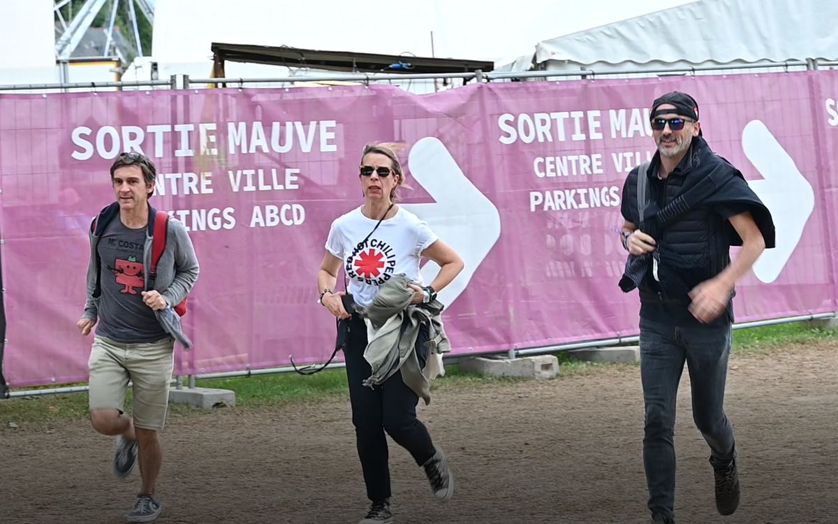 Les fans des Red Hot Chili Peppers se ruent vers la grande scène des Vieilles Charrues