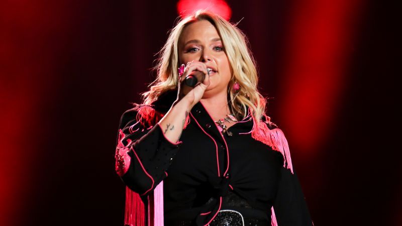 Miranda Lambert pauses concert to call out selfie-takers