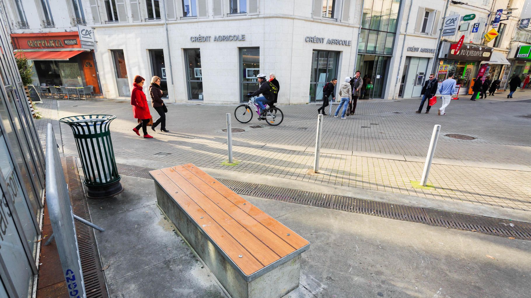 Une amende pour être assis dans la rue ? À Angoulême, avec cet arrêté " tout le monde ou presque pourrait être arrêté et verbalisé "