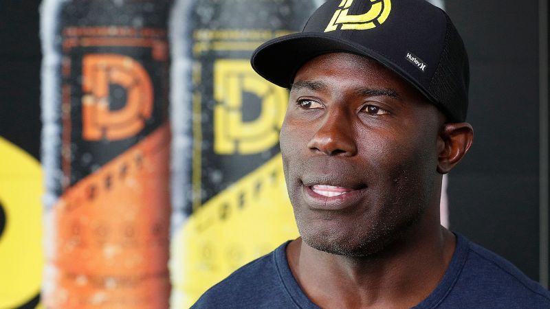 Terrell Davis tells ‘GMA’ his ‘dignity was stripped’ after he was handcuffed on a United Airlines plane in front of his kids