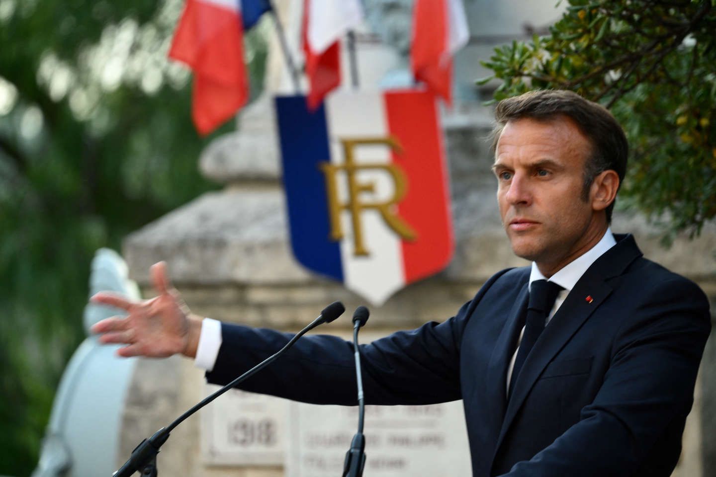 Après les émeutes, Emmanuel Macron s’adresse à la jeunesse à Bormes-les-Mimosas : la liberté " n’est pas une frénésie de transgression "