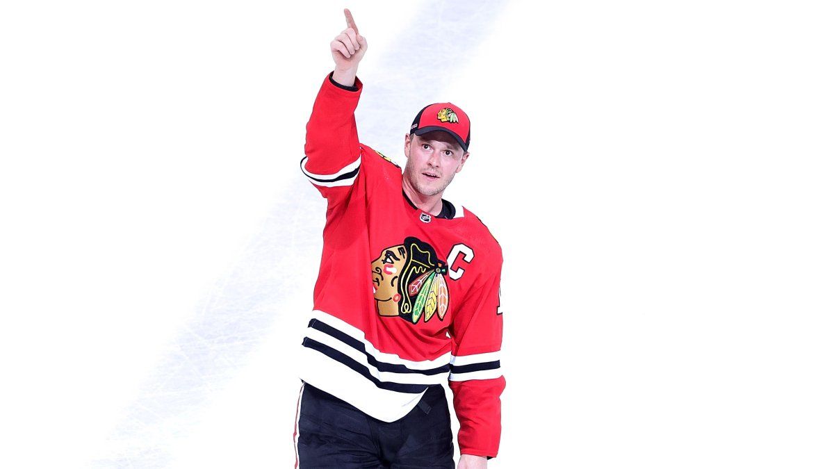 Former Blackhawks captain Jonathan Toews posts message to fans