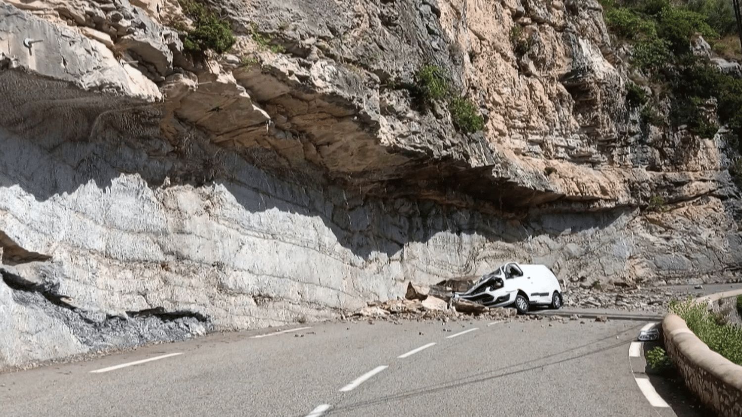 Drôme : une femme écrasée dans sa voiture après un éboulement