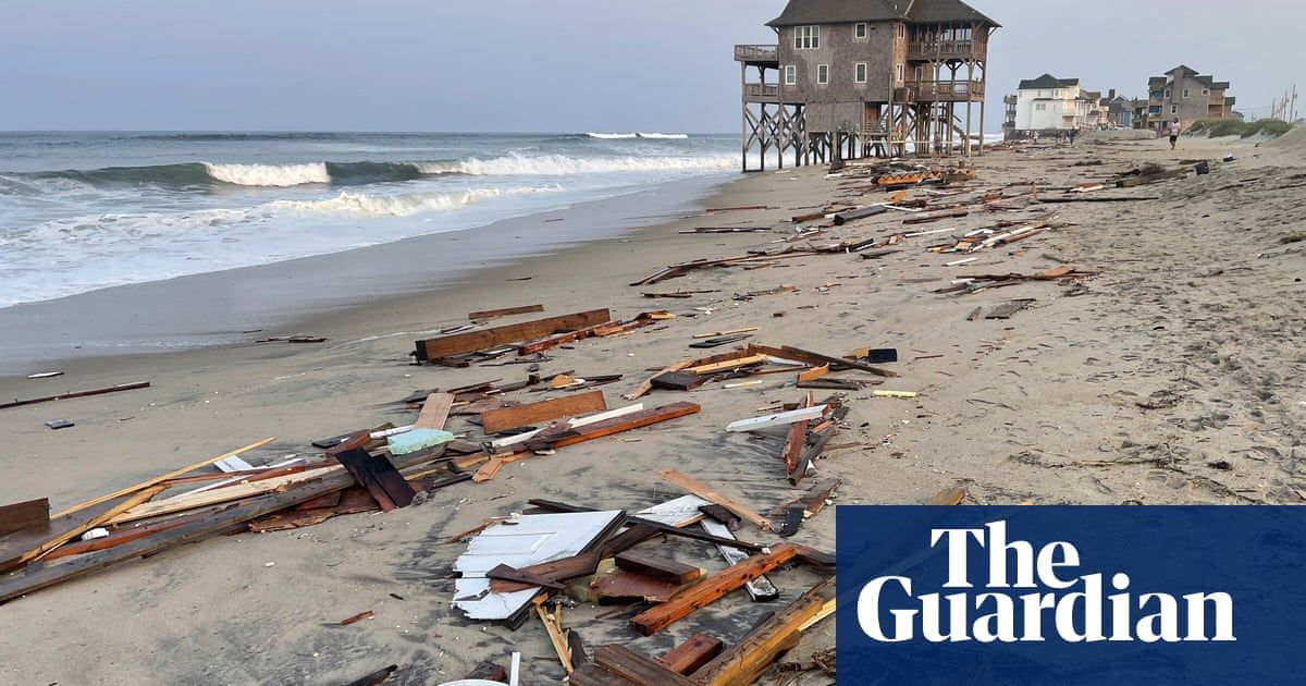 North Carolina beach house collapses dramatically into sea