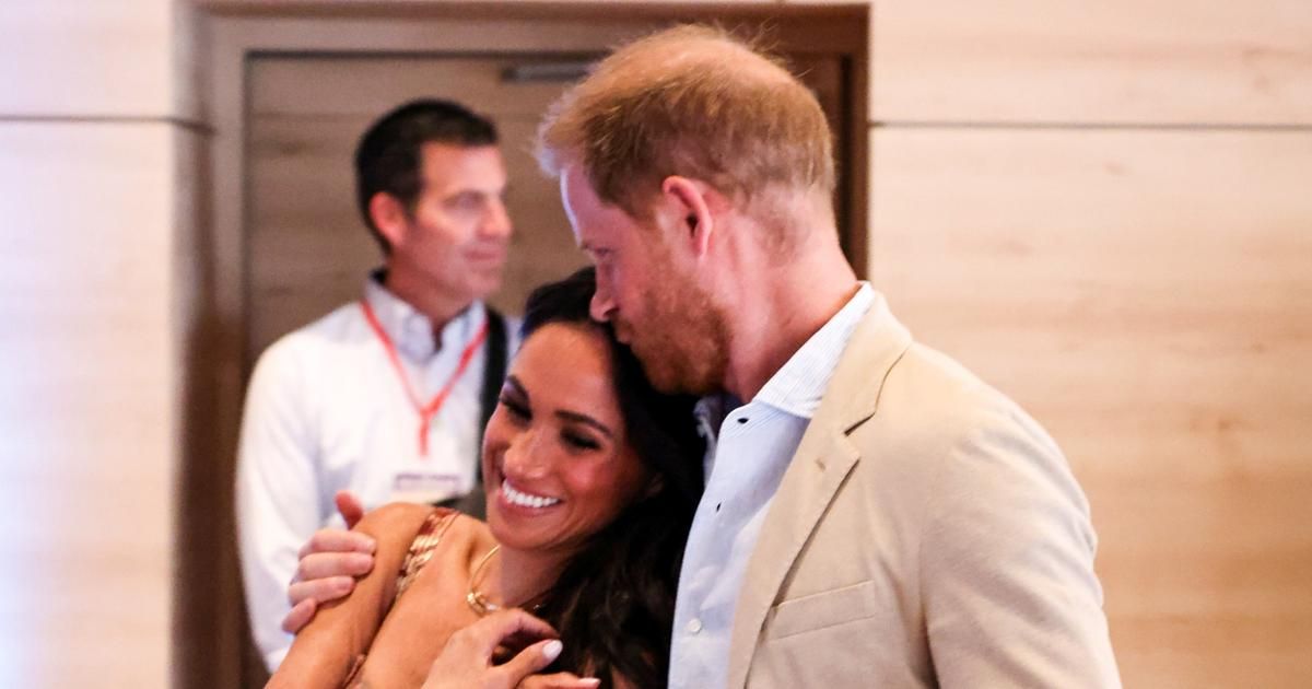 Le prince Harry dépose un tendre baiser sur le front de Meghan Markle durant leur voyage en Colombie