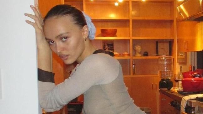 Lily Rose-Depp photographiée par sa petite amie en culotte, chaussettes et talons dans sa cuisine