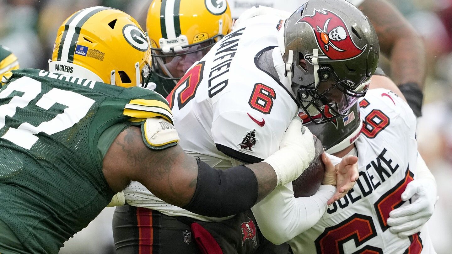 Packers fail on fourth down inside 5-yard line, then capitalize on Bucs' bad field position