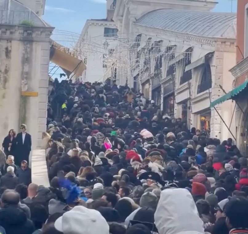 A Venise, des centaines de touristes bloqués sur les ponts et des rues paralysées pendant le Carnaval