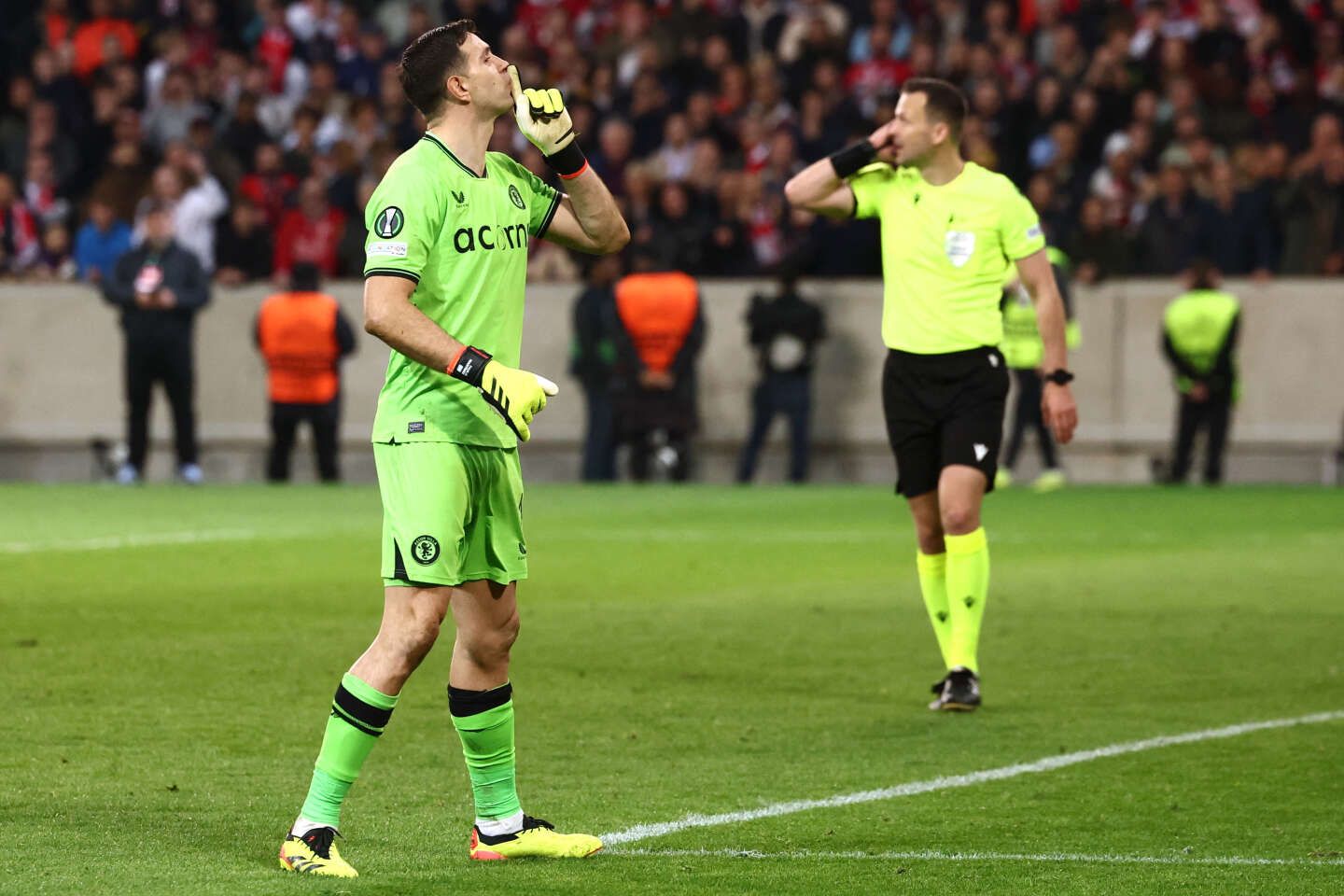 Emiliano Martinez, déjà bourreau des Bleus en finale au Qatar, élimine Lille de la Ligue Europa Conférence