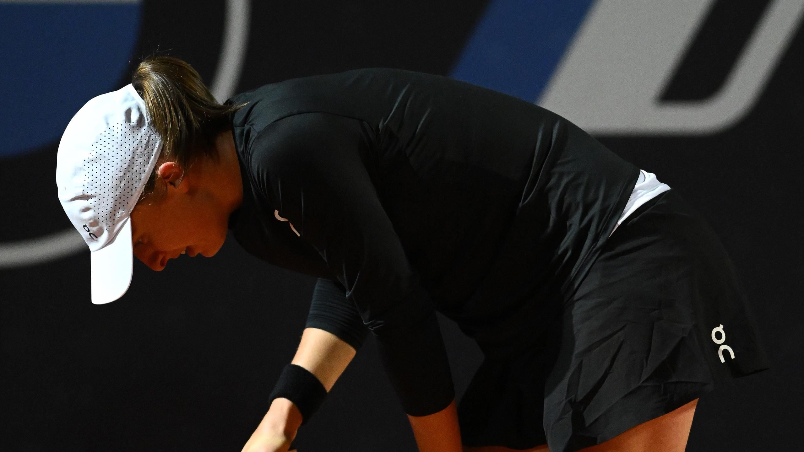 Blessée à la cuisse, Iga Swiatek abandonne contre Elena Rybakina à dix jours de Roland-Garros