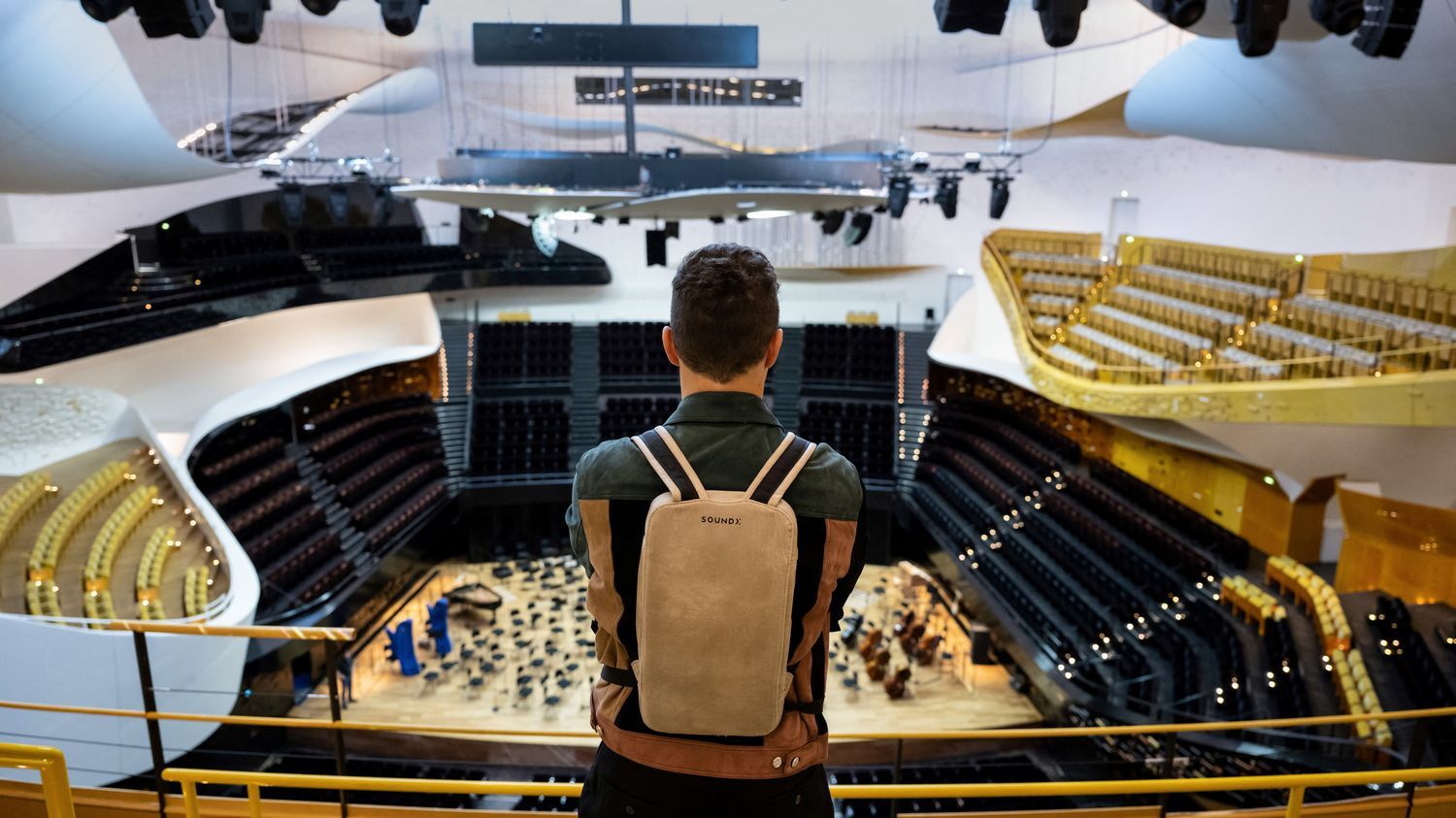 À la Philharmonie de Paris, des sacs à dos vibrants pour les personnes sourdes et malentendantes