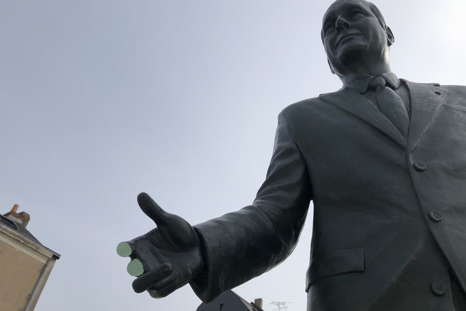 La statue de Jacques Chirac dégradée, à peine installée à la Roche-sur-Yon