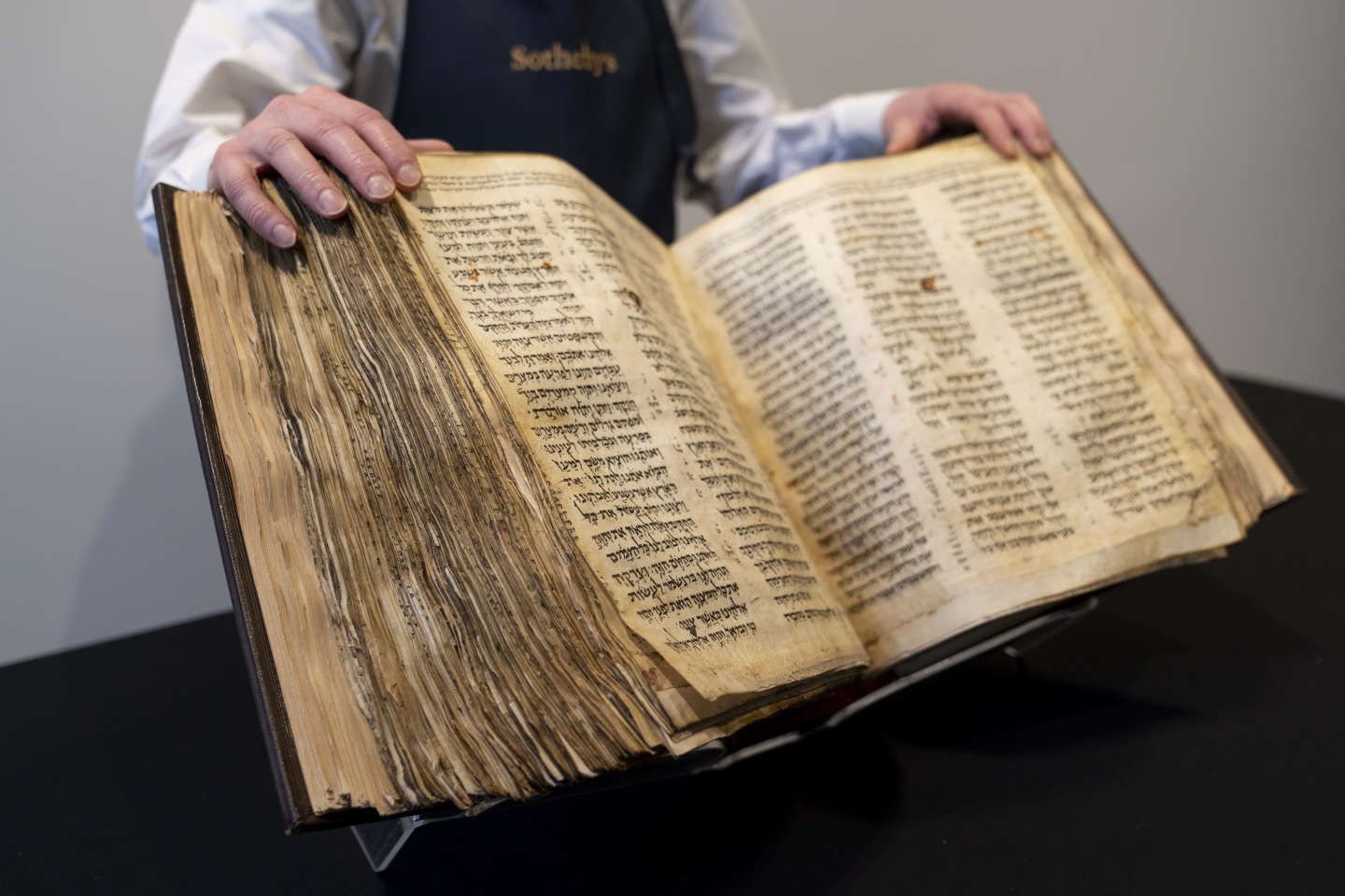 Une Bible hébraïque millénaire vendue plus de 38 millions de dollars aux enchères