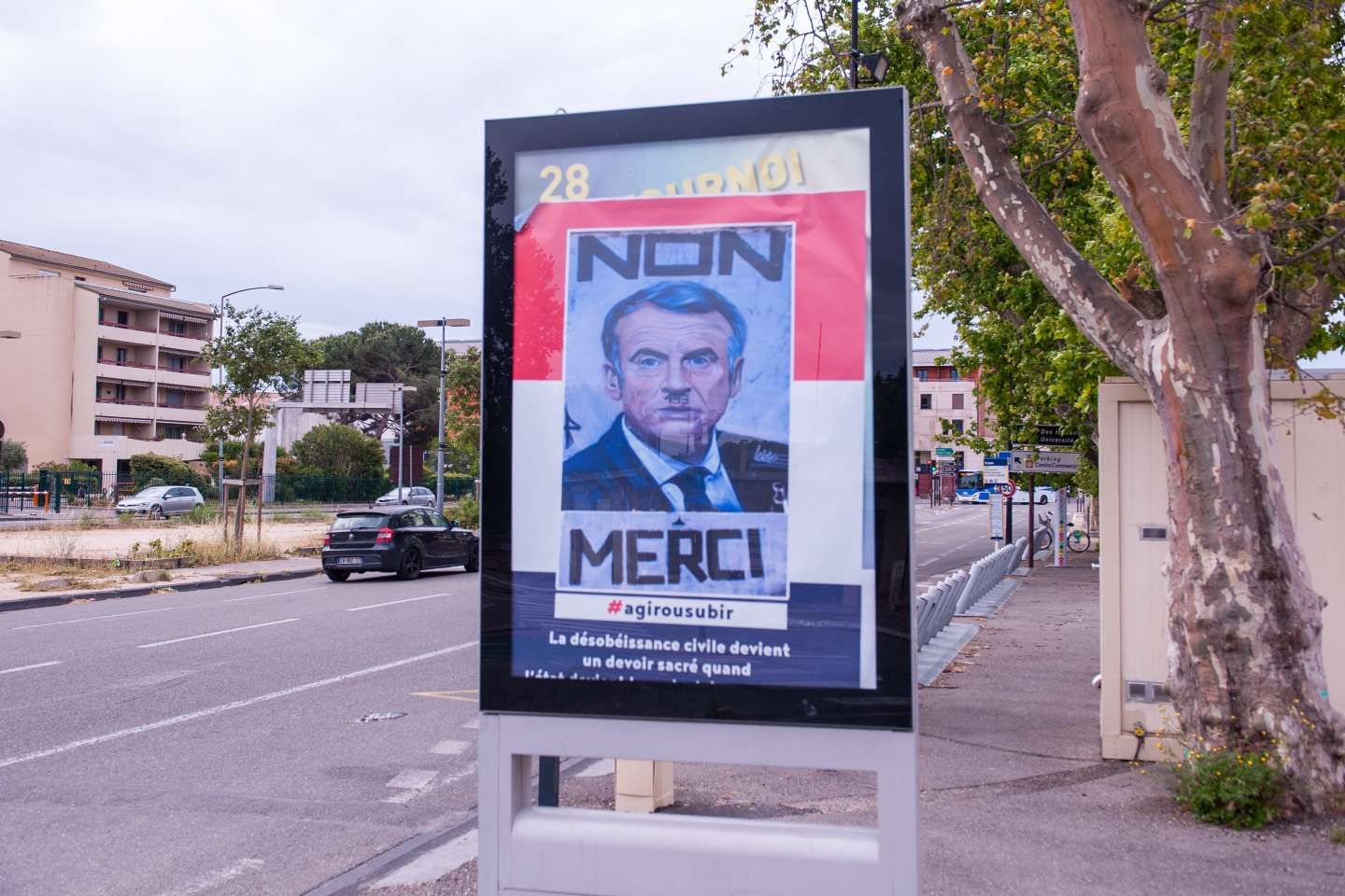 Une enquête ouverte à Avignon après l’apparition d’affiches représentant à nouveau Emmanuel Macron sous les traits d’Adolf Hitler