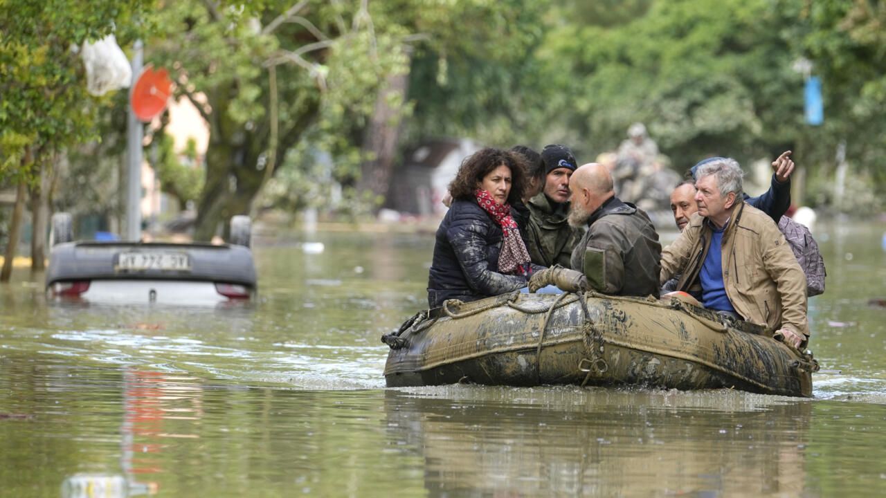 Le bilan des inondations en Italie s'alourdit à une dizaine de morts, et des milliers d'évacués