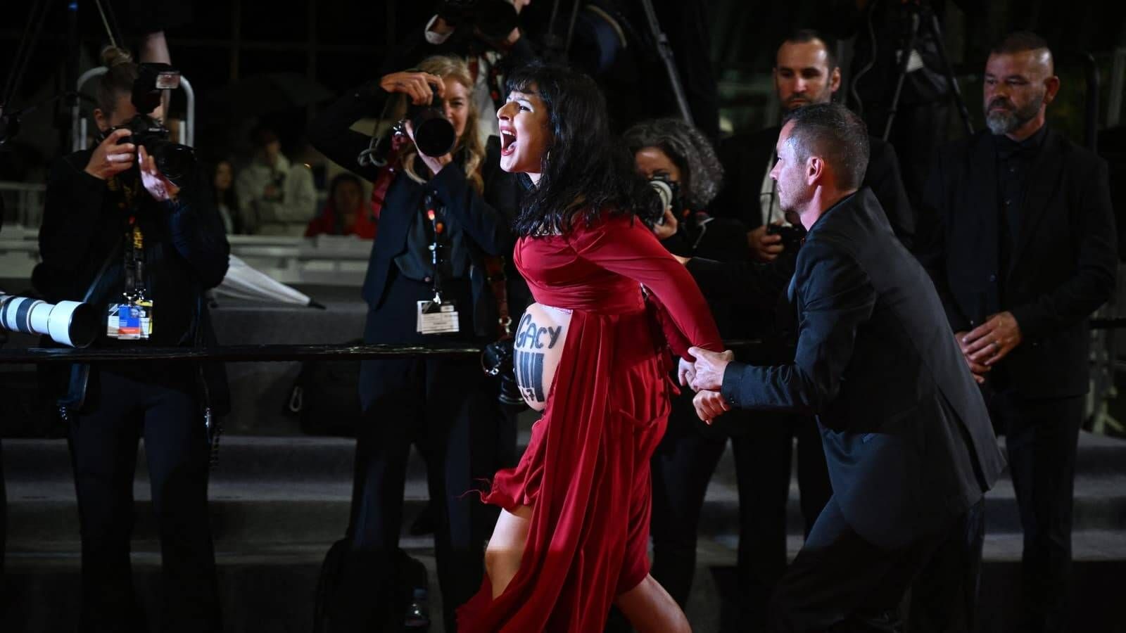 76e Festival de Cannes: une militante enceinte fait irruption sur le tapis rouge pour dénoncer la GPA