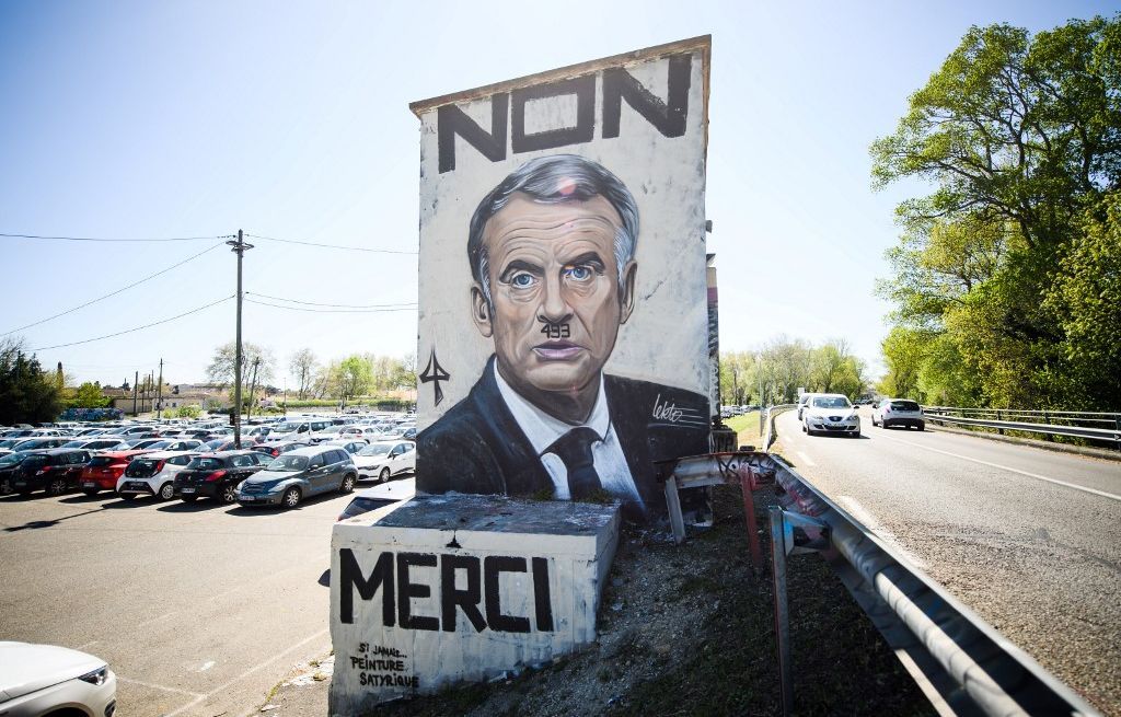 Des affiches d'Emmanuel Macron grimmé en Adolphe Hitler fleurissent en ville