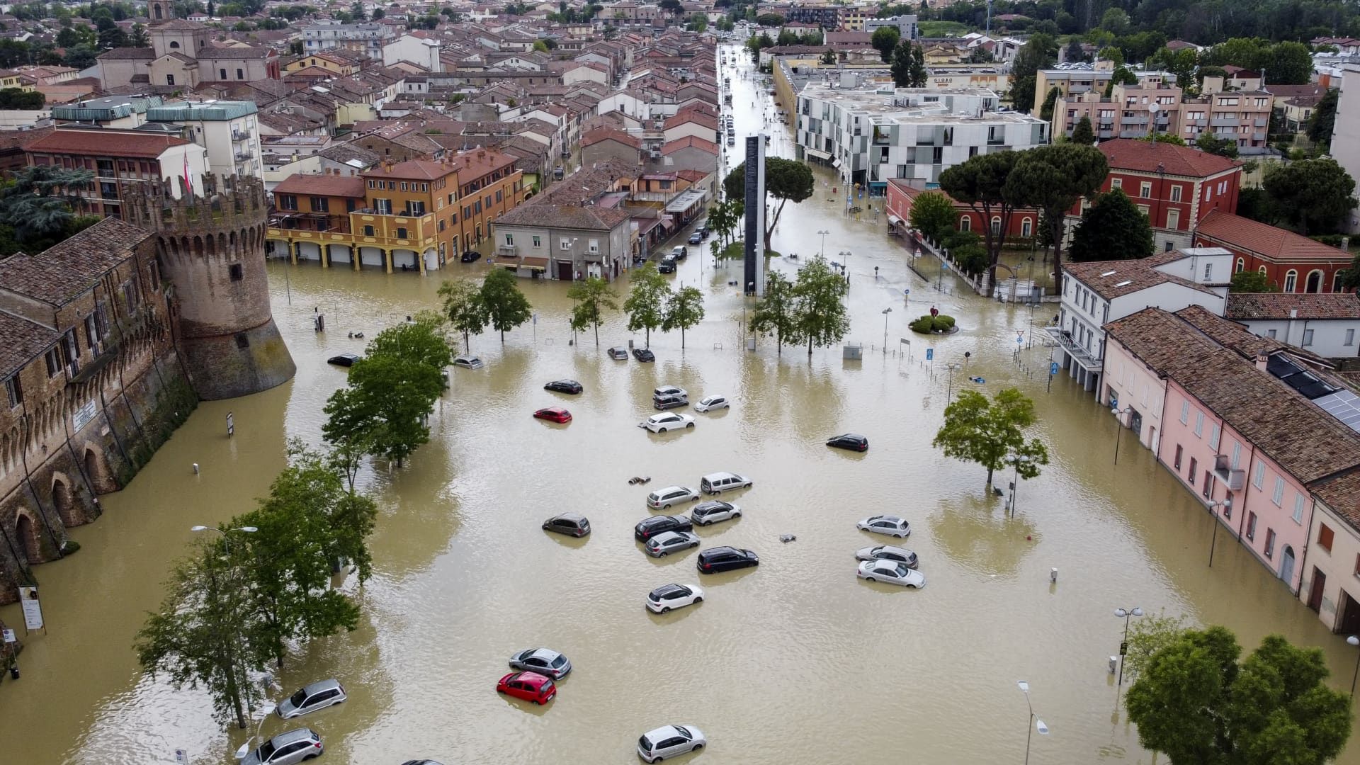 Catastrophic floods in Italy force thousands of people to evacuate