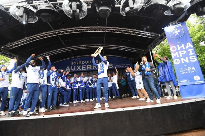 L'AJ Auxerre a célébré son titre de champion de Ligue 2 avec ses supporters place de l'Arquebuse