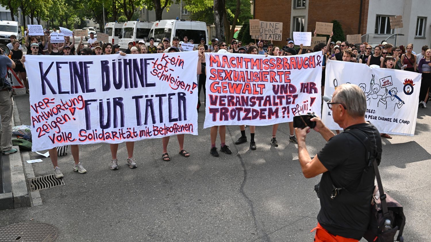 Manifestation avant un concert à Berne après les accusations d'agressions sexuelles visant le chanteur du groupe de metal allemand Rammstein