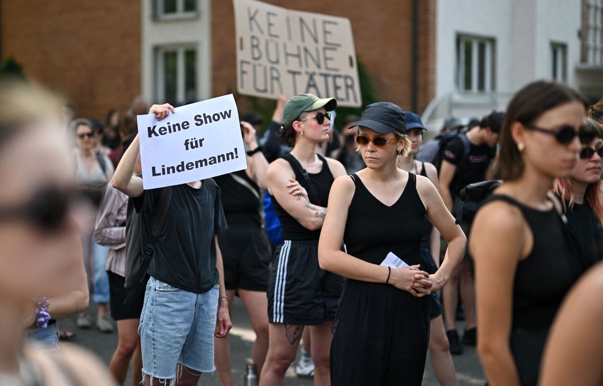 Manifestation avant un concert à Berne alors qu'une enquete vise le chanteur du groupe