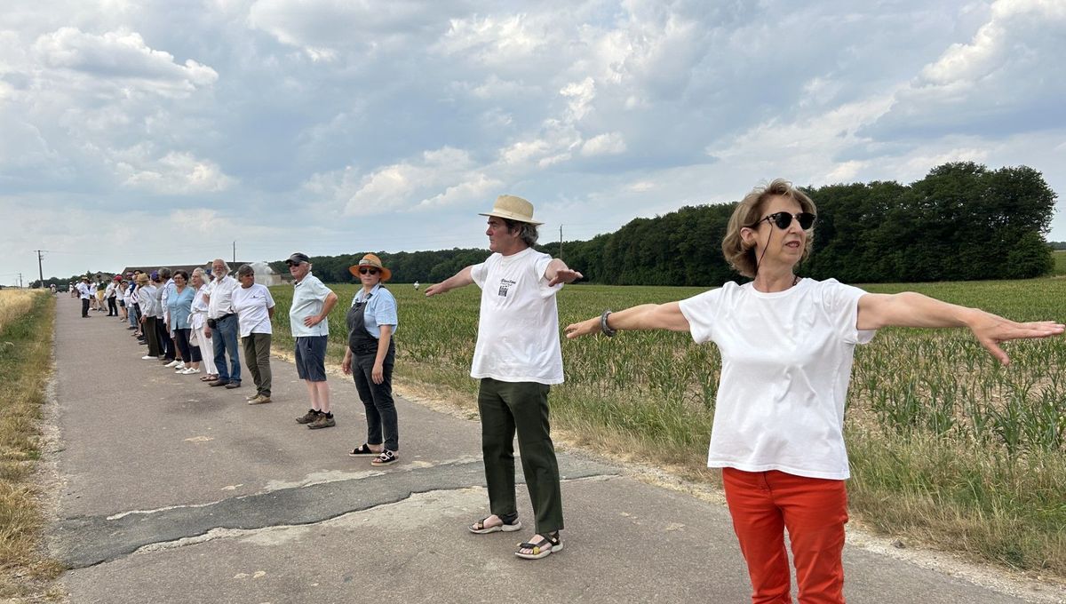 Dans le Gâtinais, une chaîne humaine de 200 personnes pour s'opposer à un projet d'éoliennes géantes