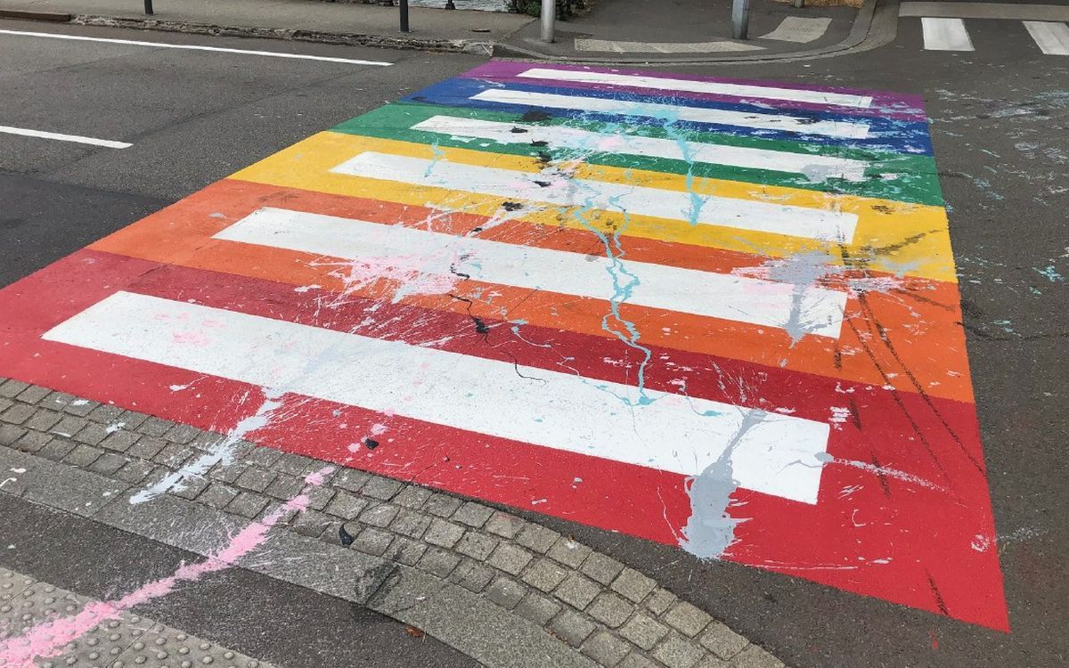 À Quimper, la maire saisit la justice après la dégradation du passage piéton arc-en-ciel du pont Saint-François