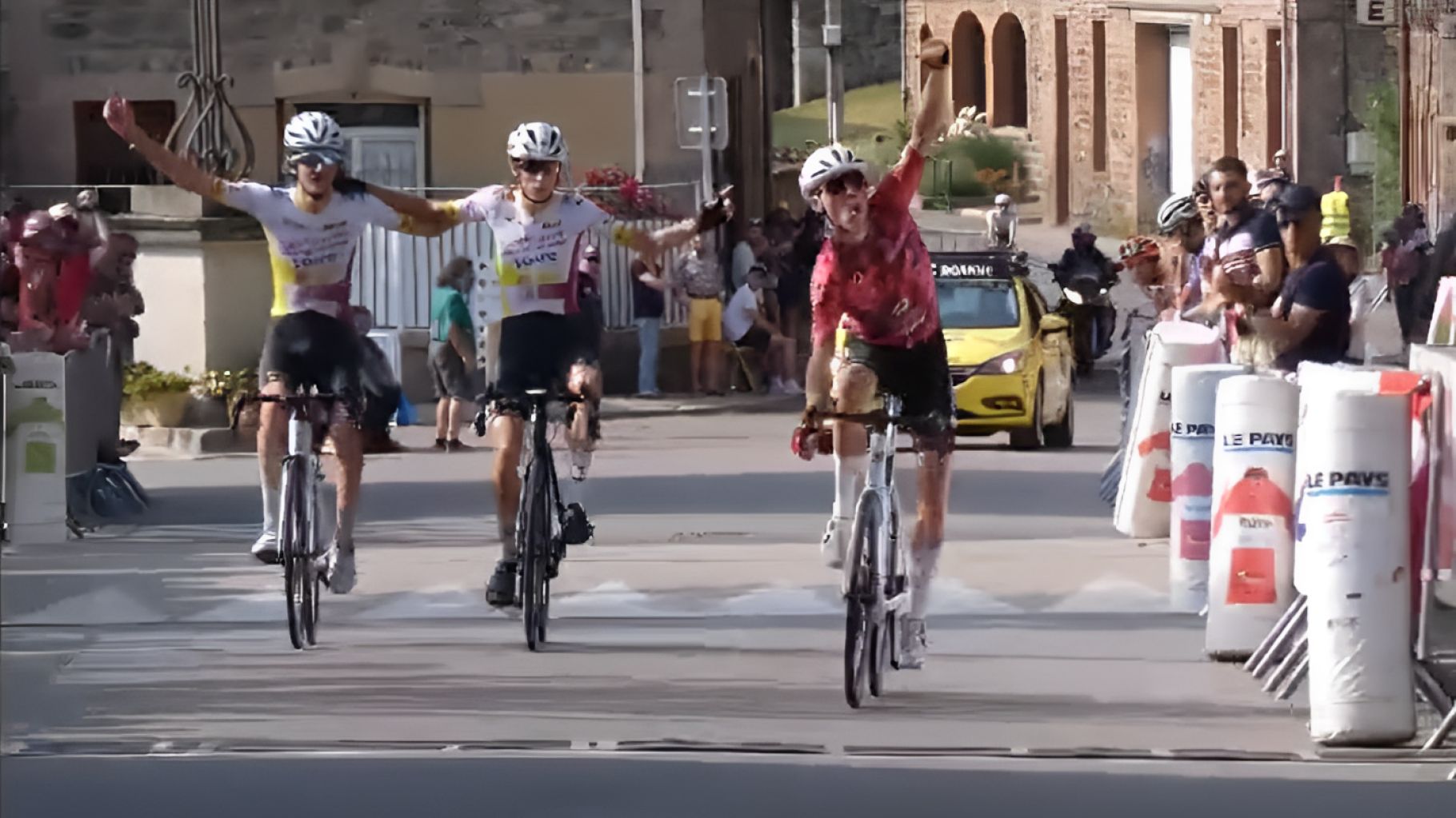 Au Grand Prix cycliste de Saint-Symphorien-sur-Coise, ces deux coureurs ont fêté leur victoire trop vite